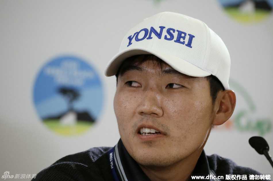 日本选手岩田宽面向观众席，面带微笑挥手致意，谦逊与感谢之情溢于言表。