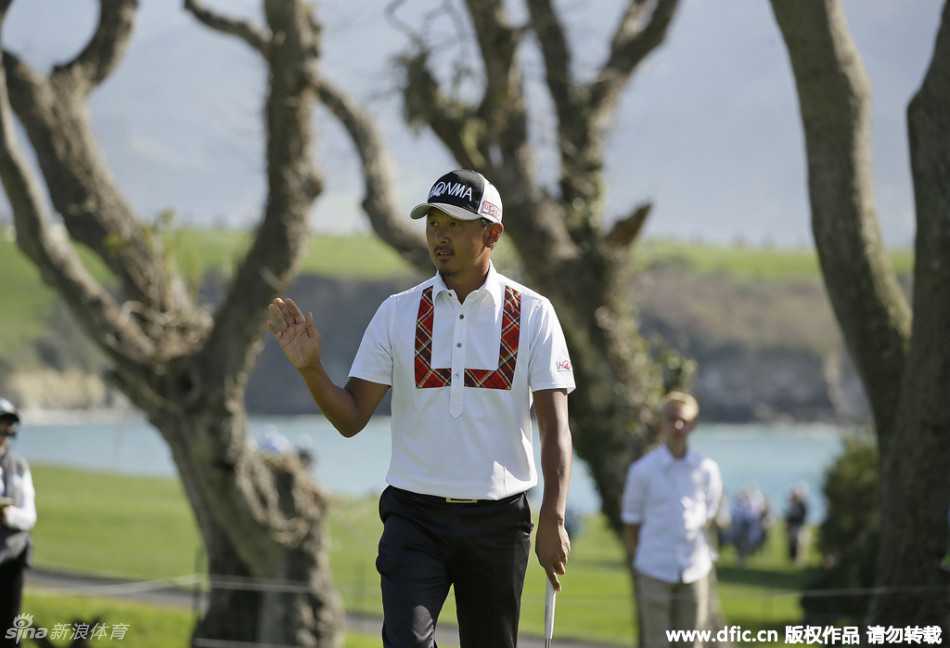 达斯汀·约翰逊全神贯注，正准备开出决定性的一杆，其姿态充满力量与自信。