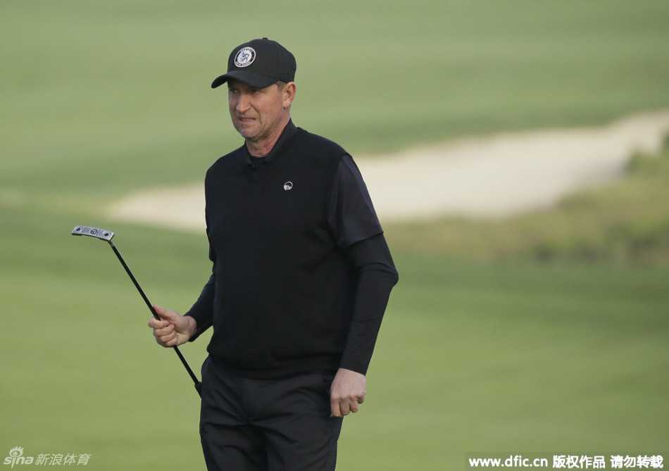 达斯汀与岳父韦恩·格雷茨基并肩同行于球道，两人神情轻松，展现赛场之外的温馨亲情。