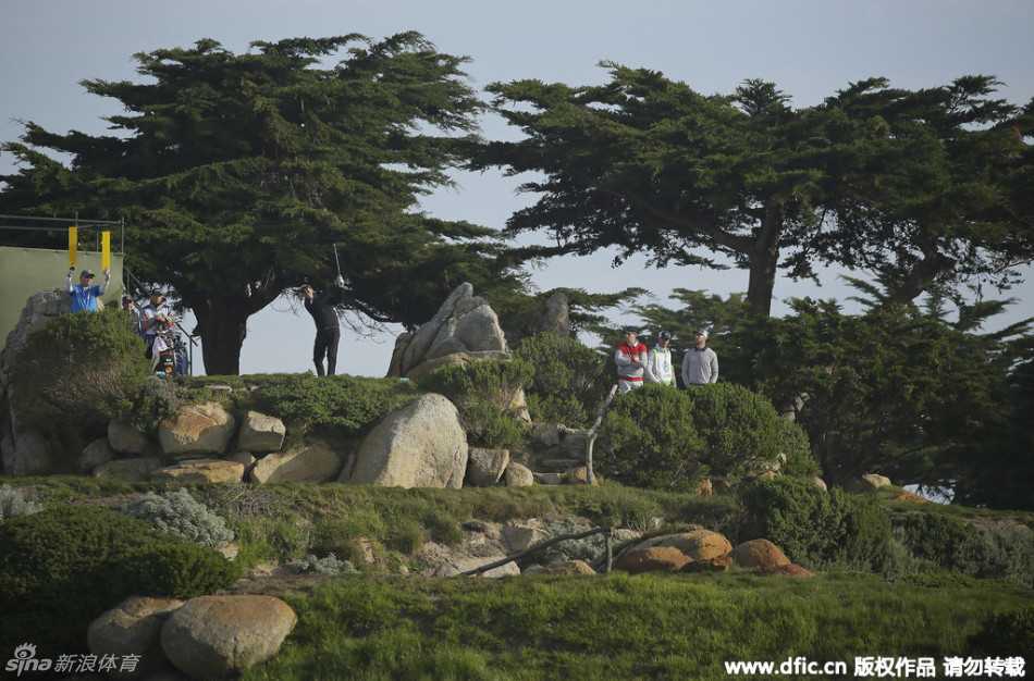 菲尔·米克尔森在果岭边沉稳推杆，目光如炬，尽显老将风范。