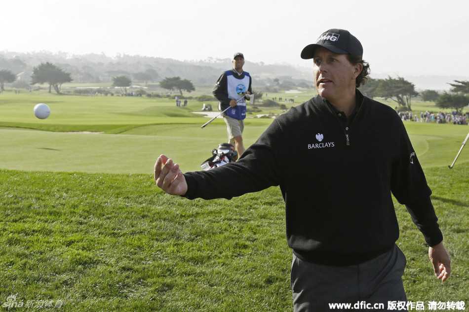 本·马丁在发球台完成一记干净利落的开球，动作流畅而稳定。