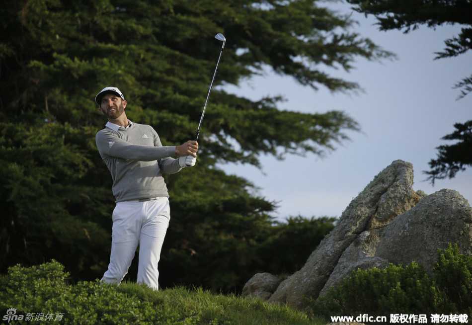 乔丹·斯皮思在发球台果断开球，身体扭转充满张力，视线紧随小球飞出的轨迹。