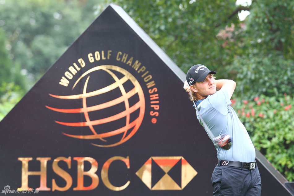 格里洛全力开球，身体扭转至极限，球杆划破空气，动感十足。