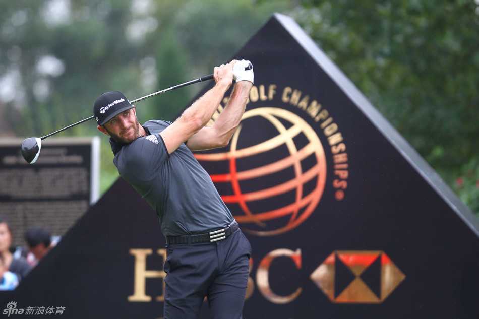 巴巴·沃森在球道上向观众挥手致意，笑容灿烂，展现与球迷的热情互动。