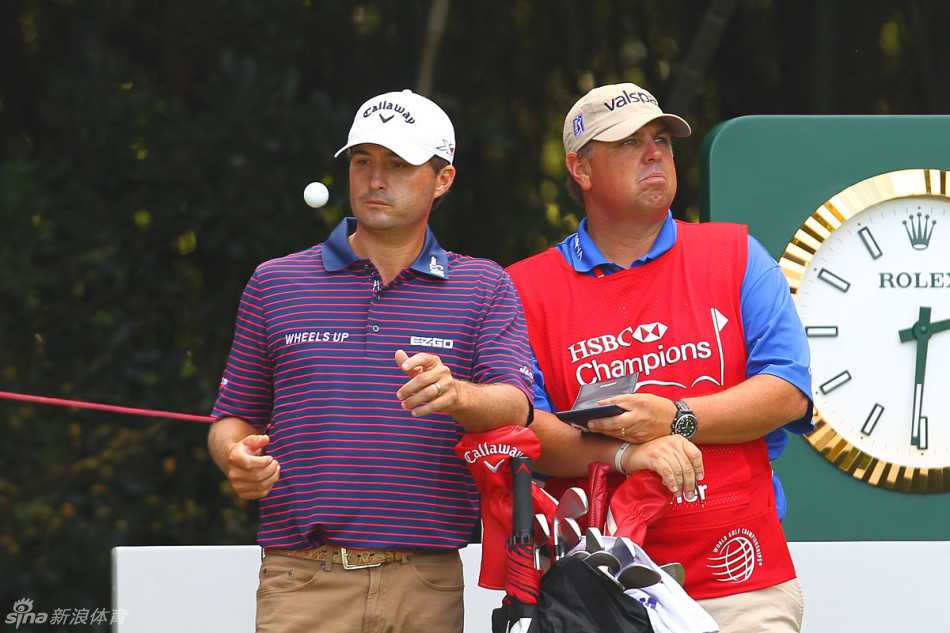 基斯纳在果岭边专注玩转小球，展现其细腻的手感和放松的心态。