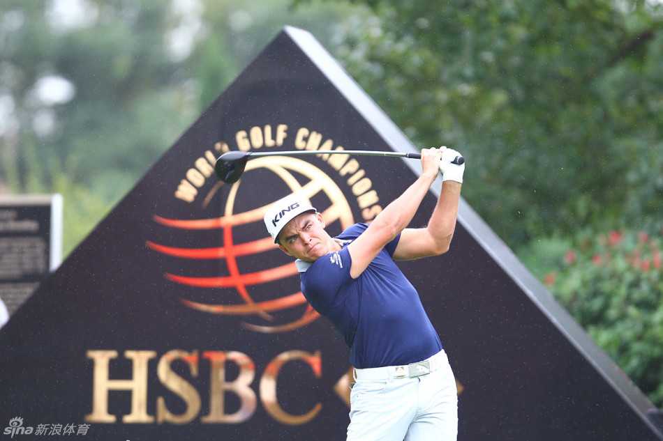 达斯汀·约翰逊收杆瞬间，身体完全舒展，力量完美释放，彰显王者风范。