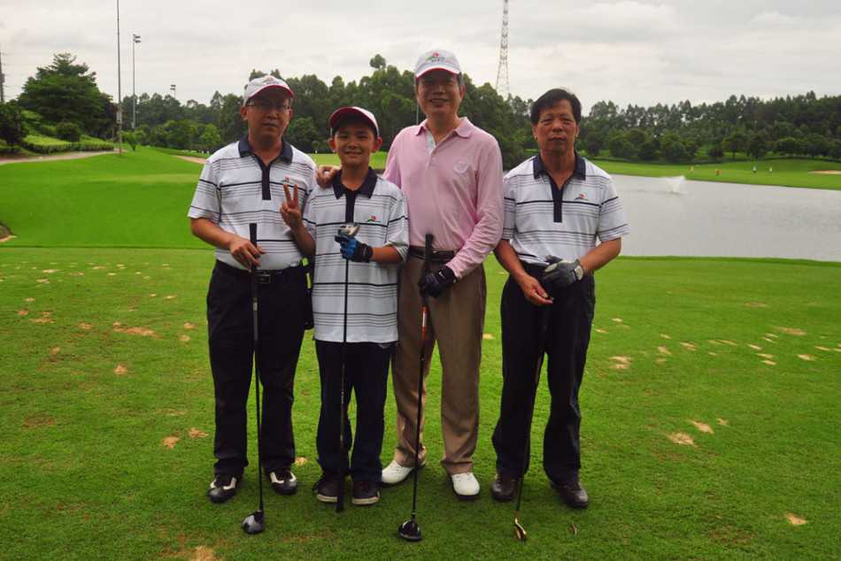 获奖者手持奖杯笑容灿烂，丰收的喜悦感染全场