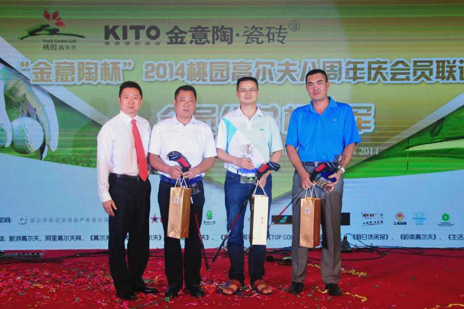 球友专注果岭推杆，阳光下的剪影尽显运动之美