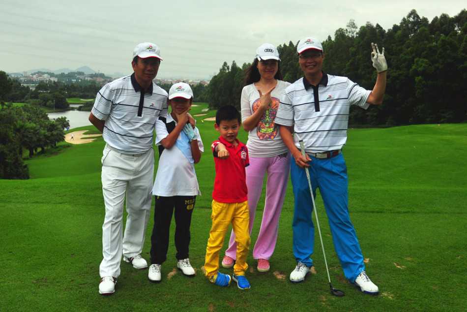 热闹非凡的颁奖晚宴现场，高朋满座共庆盛会