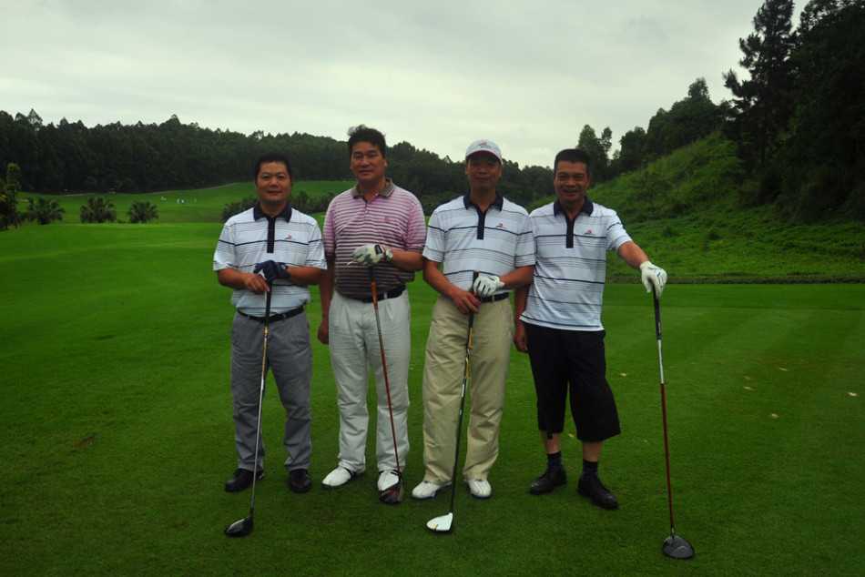 礼仪小姐端上精美奖品，颁奖时刻荣耀与友谊共存