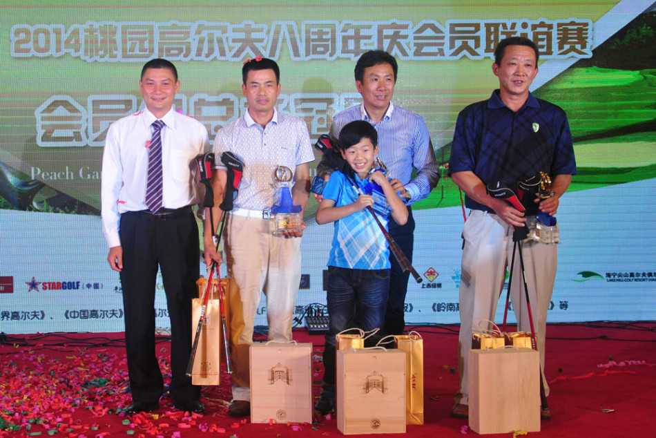 获奖嘉宾高举奖杯向台下致意，共享荣耀瞬间