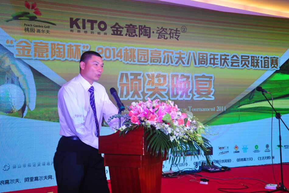 冠军沉浸在胜利喜悦中，手捧奖杯接受众人祝贺