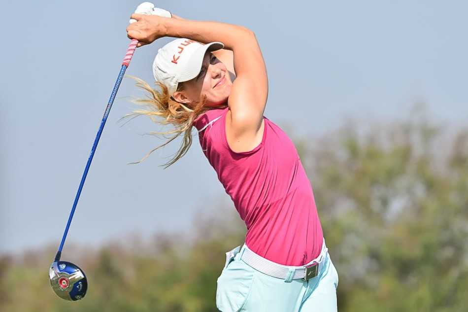 中华台北新星程思嘉全神贯注，审视果岭上的推杆线路，眼中闪烁着对胜利的渴望。