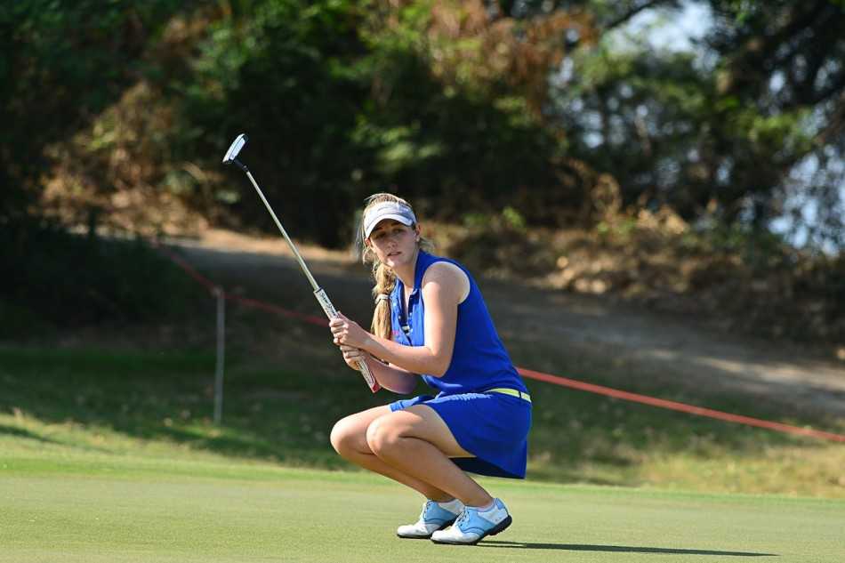 克洛伊·勒奎妮推入关键一球后，展露灿烂的笑容并做出胜利手势，释放着内心的激动与喜悦。