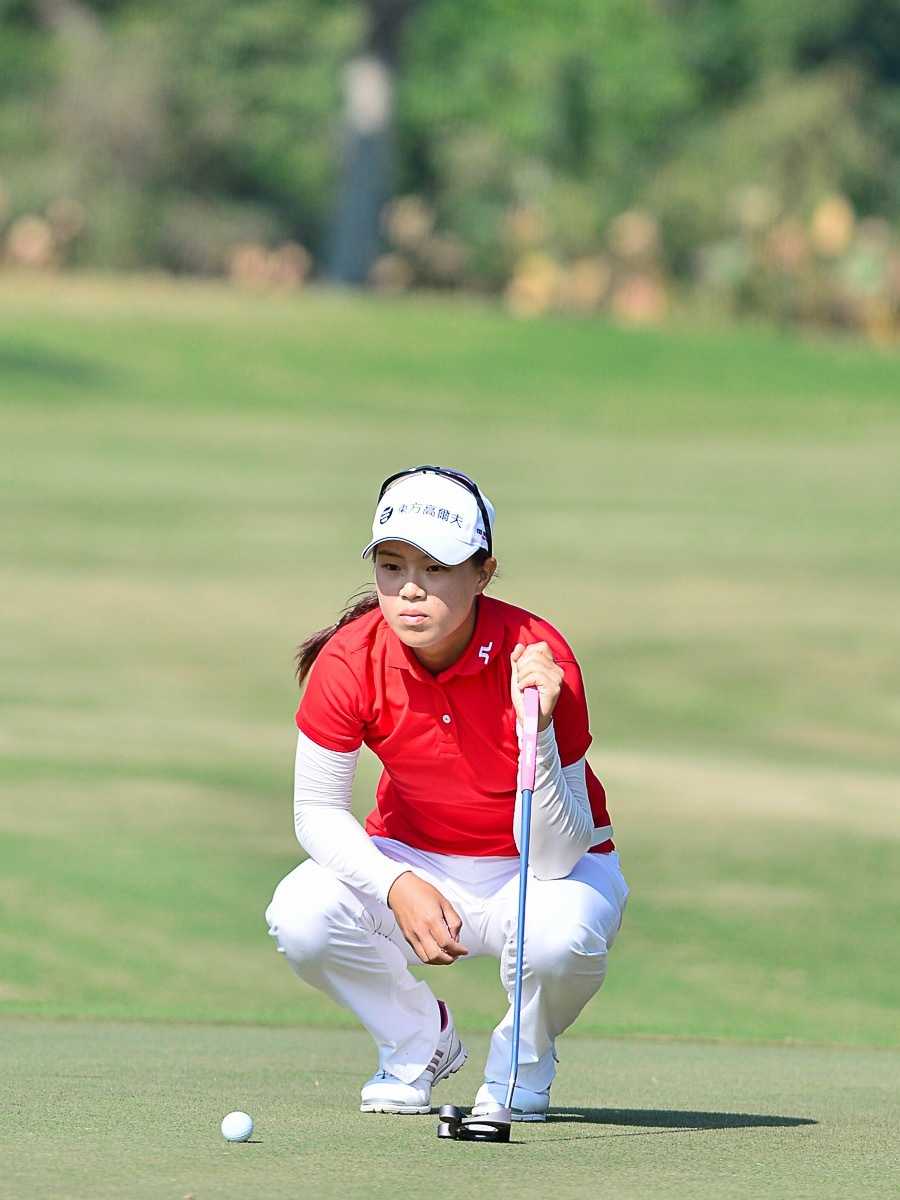 美国球员贝斯·艾伦正在认真研判果岭推杆线路，她的专注体现了职业球员的严谨态度。