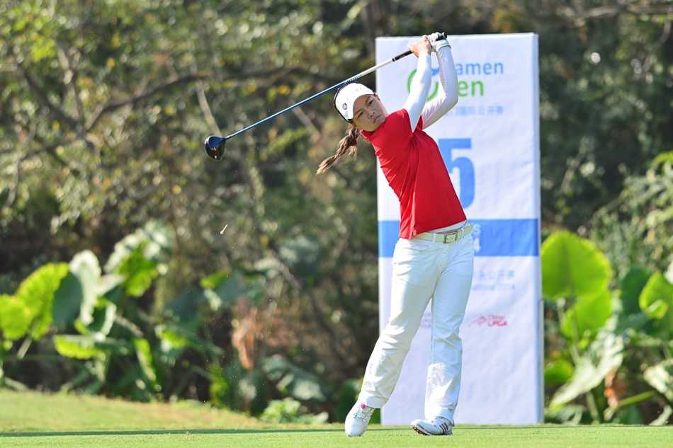 泰国选手阿姬娜在球道上准备击球，姿态专注，展现女子高尔夫球员的力与美。