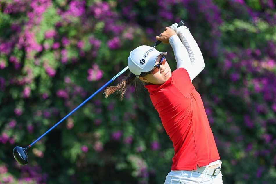 观众们或坐或站，聚精会神地观看比赛，沉浸在高尔夫运动特有的宁静与紧张交织的氛围中。