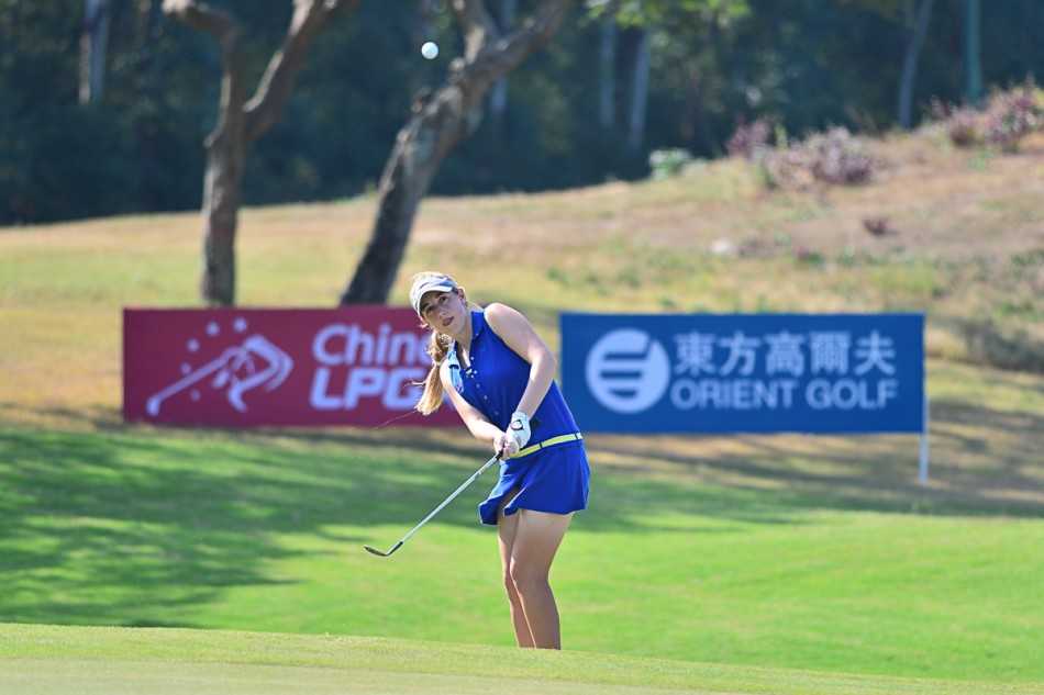 程思嘉在比赛中优雅挥杆开球，动作流畅而充满力量，目光紧随小白球飞向远方。