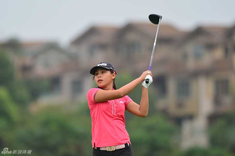 绿茵挥杆竞风采 高尔夫球赛展英姿 青少年高尔夫女选手全神贯注,正准备进行关键推杆,眼神紧盯着果岭上的球洞