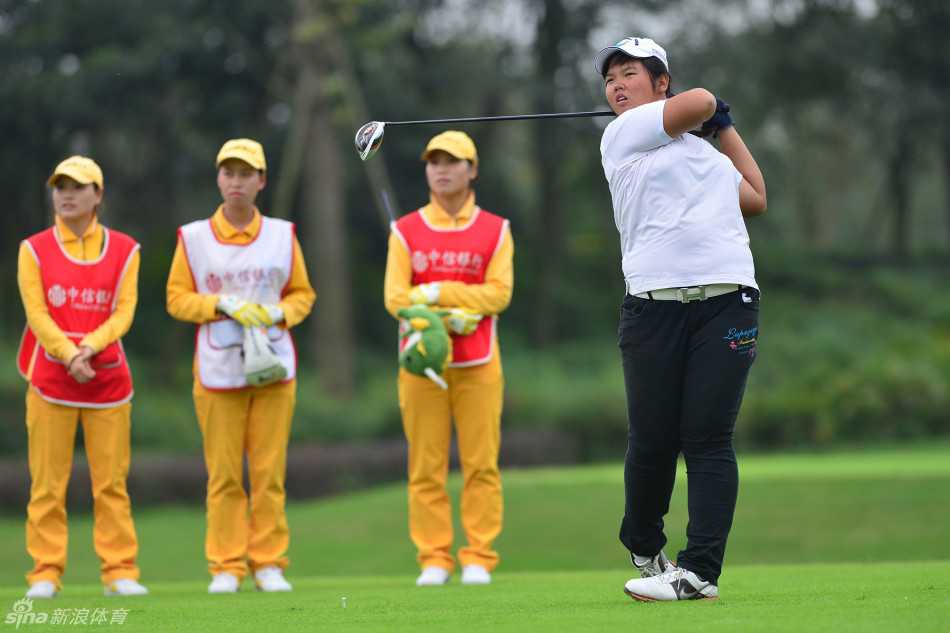 绿茵挥杆竞风采 高尔夫球赛展英姿 两位高尔夫球手面带微笑并肩行走在球道上,享受着比赛间隙的轻松与友谊