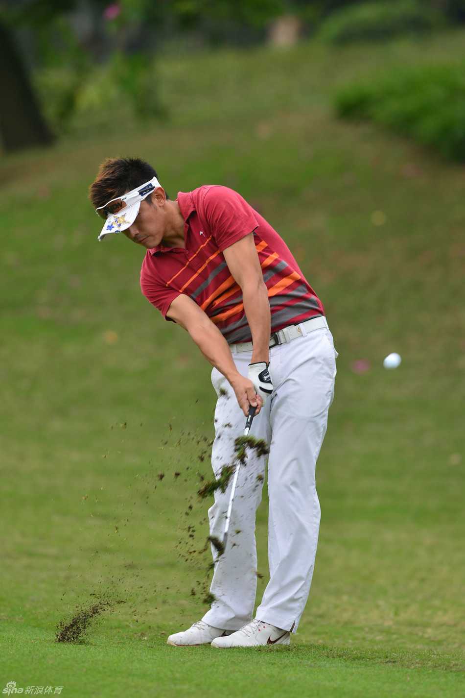 绿茵挥杆竞风采 高尔夫球赛展英姿 选手在发球台优雅开球,身体扭转形成完美发力姿态,高尔夫球即将腾空而起