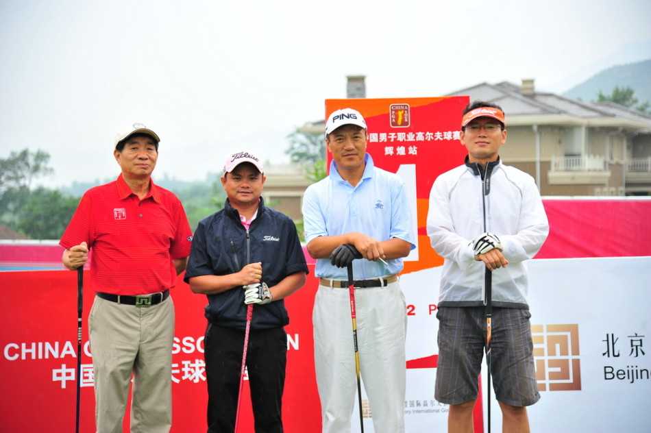 绿茵挥杆风尚尽显 天然苏打水润泽高球雅集 苏东与同组球友在发球台前并肩而立,手持球杆,笑容轻松,身后是开阔的碧绿球道,充满对即将开始比赛的期待。