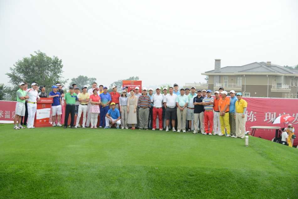 绿茵挥杆风尚尽显 天然苏打水润泽高球雅集 嘉宾手持晶莹剔透的玻璃杯,杯中气泡升腾的乌德林池天然苏打水,背景是优雅的休息区,尽显品味生活的瞬间。