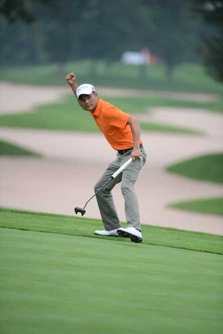 绿茵挥杆风尚尽显 天然苏打水润泽高球雅集 严斌全力挥杆的瞬间,身体扭转充满力量感,球杆挥出残影,阳光勾勒出他专注的身形。