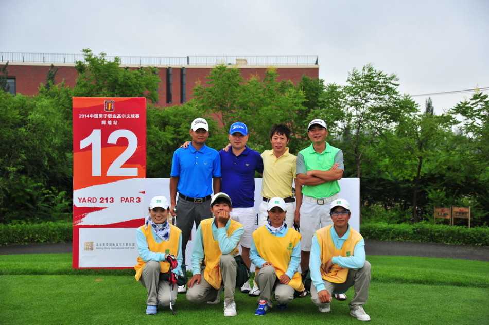 绿茵挥杆风尚尽显 天然苏打水润泽高球雅集 四位球手在首洞发球台合影,手持球杆,身后是整齐的高尔夫球车与苍翠树木,氛围友好而专业。