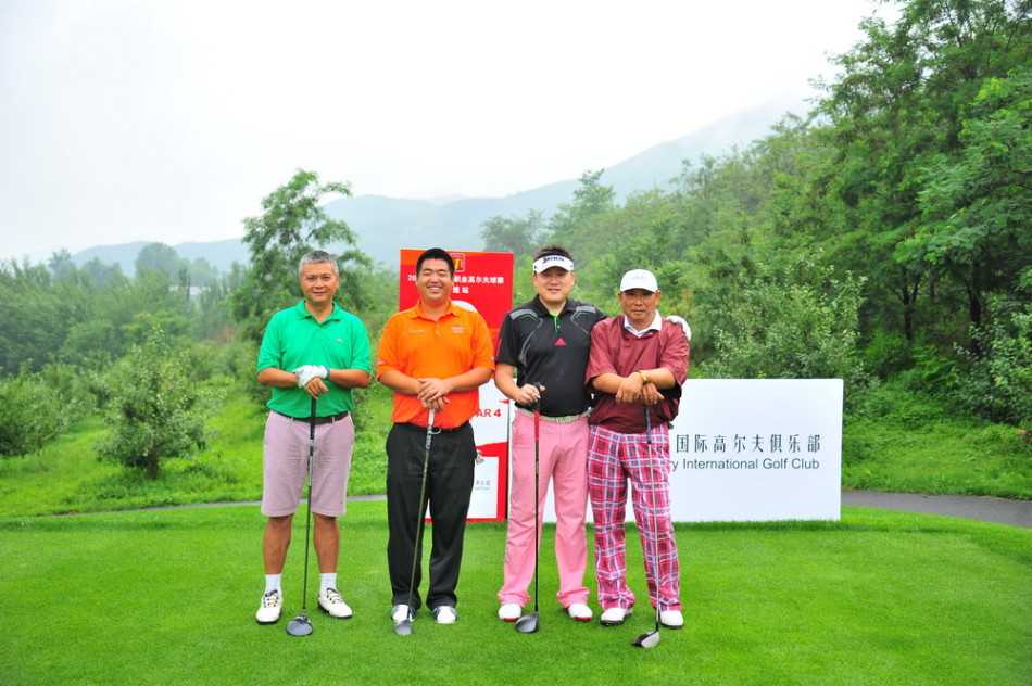 绿茵挥杆风尚尽显 天然苏打水润泽高球雅集 活动全体嘉宾大合影,众人站在球场绿地上,手持奖杯与礼品,面向镜头绽放笑容,定格下充满成就与欢乐的完整一天。