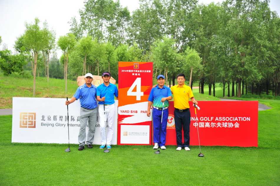 绿茵挥杆风尚尽显 天然苏打水润泽高球雅集 获奖选手手持奖杯,正微笑着接受主持人采访,周围是其他嘉宾与观众,气氛热烈而欢快。