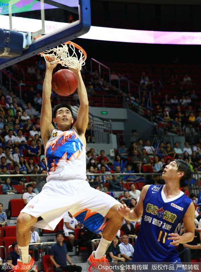 张兆旭与刘晓宇在防守端形成了一道铜墙铁壁，两人合力将对方的突破路线完全封死。