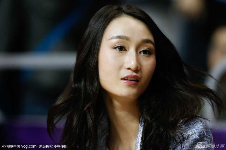 周鹏与爱妻刘美一同现身，两人默契十足，刘美的美腿在人群中格外引人注目，夫妻二人温馨同框。