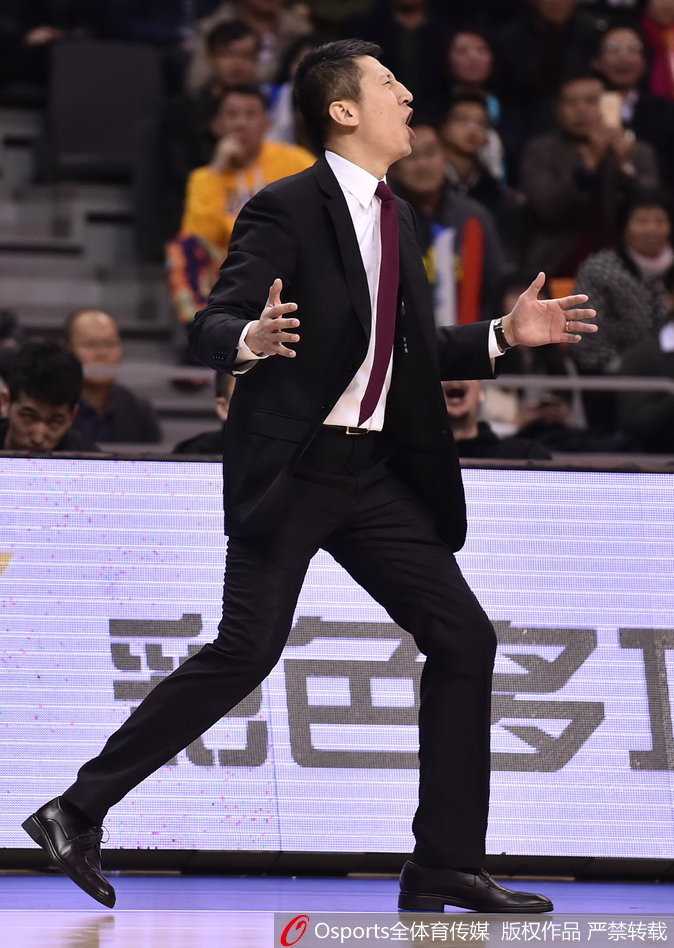 资深裁判班琦在比赛中神情严肃地看向场边，这次争议判罚让他成为了舆论的焦点，也引发了外界对于CBA裁判职业化水平的深入讨论。