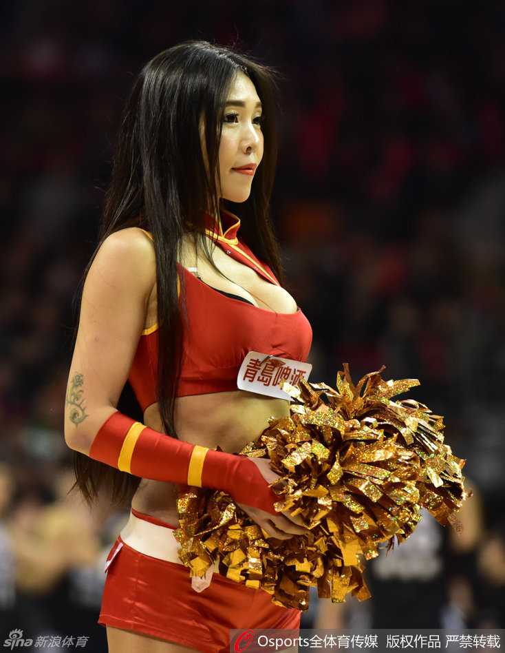 CBA半决赛辽粤战火辣对决 篮球宝贝热舞点燃本溪主场 伴随着音乐的尾声,宝贝们以炫丽托举动作完美收尾,默契配合展现出团队的力量与舞蹈的艺术性