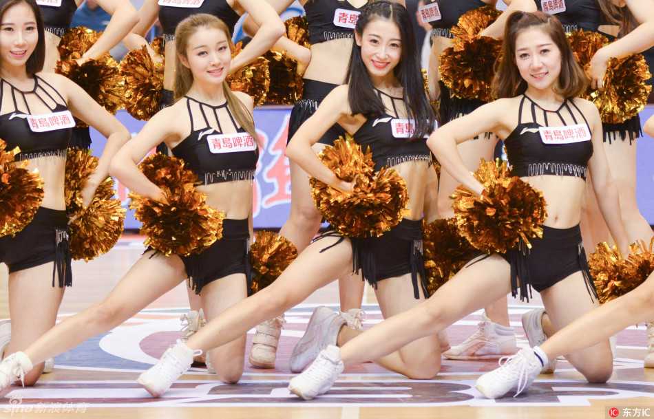 动感十足的宝贝们梳着利落马尾，随着音乐节奏摇摆，金色短裙在灯光下闪耀，她们用灿烂的笑容和充满活力的舞步，为即将开场的比赛注入了第一股热力。