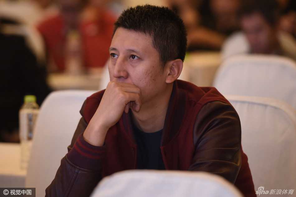 CBA新赛季启航,众名帅与篮协高层齐聚一堂展望未来 中国男篮主教练郭士强在发布会上面带微笑,眼神坚定,展现出对即将到来的新赛季运筹帷幄的信心。