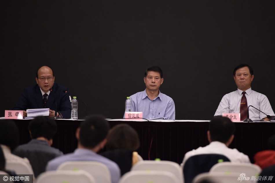 CBA新赛季启航,众名帅与篮协高层齐聚一堂展望未来 篮协领导张雄在主席台上神情严肃,他正为新赛季的管办分离改革和联赛运营工作把脉定向。