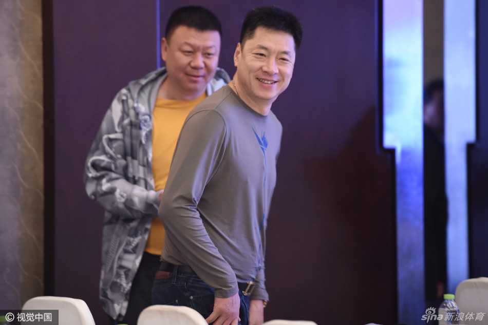 CBA新赛季启航,众名帅与篮协高层齐聚一堂展望未来 北京篮球功勋教练闵鹿蕾现身发布会,目光如炬,他在新的赛季依然肩负着带领球队重塑辉煌的重任。