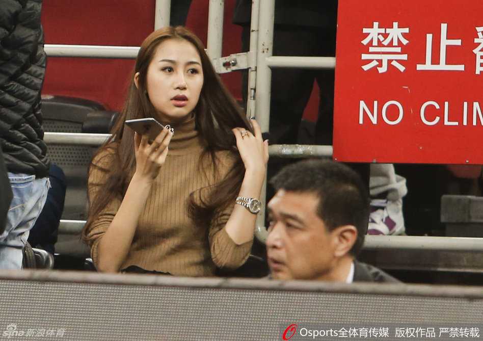 比赛结束，陈露起身准备离场，镜头捕捉到她高挑纤细的背影，即使在人群中依然醒目，仿佛在诉说着一个关于爱与陪伴的故事暂时落幕。