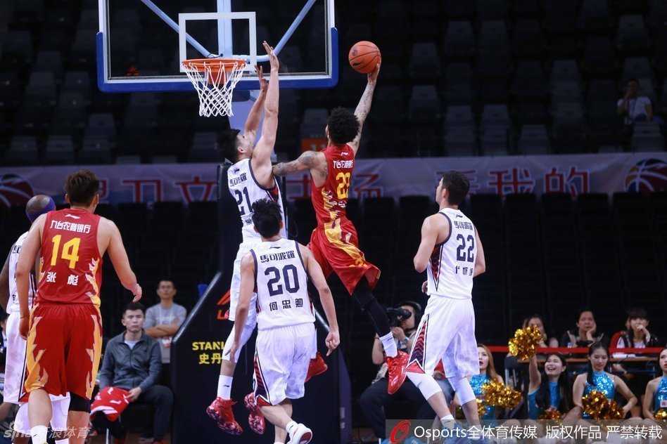 伊朗中锋哈达迪面露凶光，挥舞着手臂对着裁判咆哮，巨大的身躯在人群中显得格外突出，愤怒的情绪几乎要冲破屏幕。