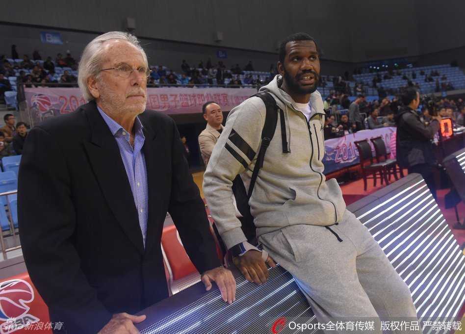 四川外援哈里斯如同重型坦克一般杀入敌阵，在对抗中强行将球送入篮筐，肌肉碰撞的声音仿佛隔着屏幕都能听见。