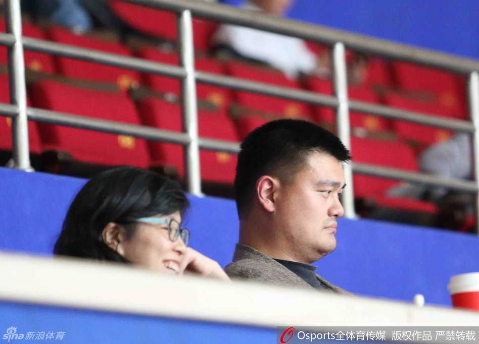 哈达迪犹如一座铁塔般矗立在篮下，伸长巨臂将对方的投篮狠狠扇飞，篮球如同出膛的炮弹般飞出界外，对手只能望球兴叹。