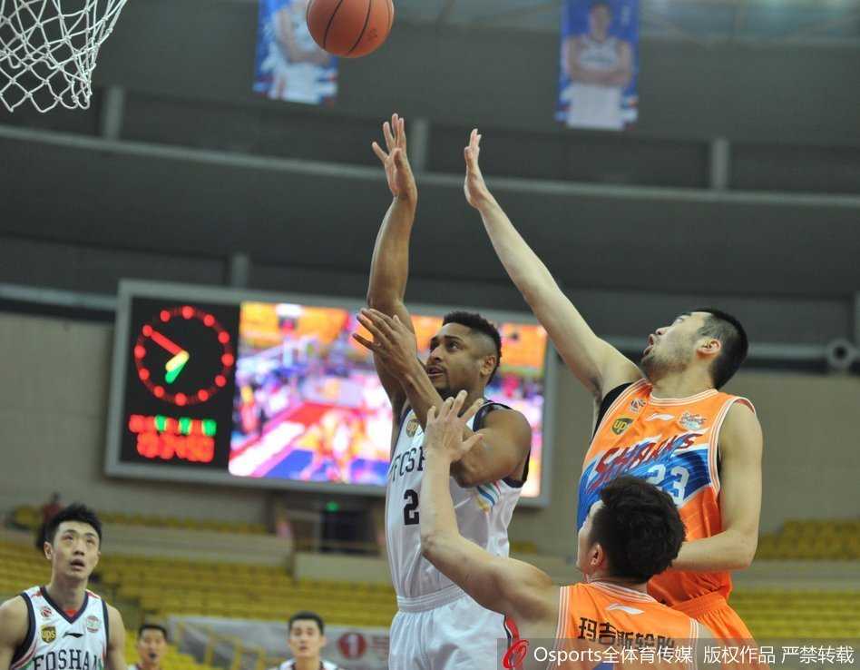 CBA激战夜:大唐两双力压上海,福建逆转同曦演巅峰对决 贝尼蒙如猎豹般敏捷,在重重防线中腾空而起,冷静上篮撕裂上海队防守网