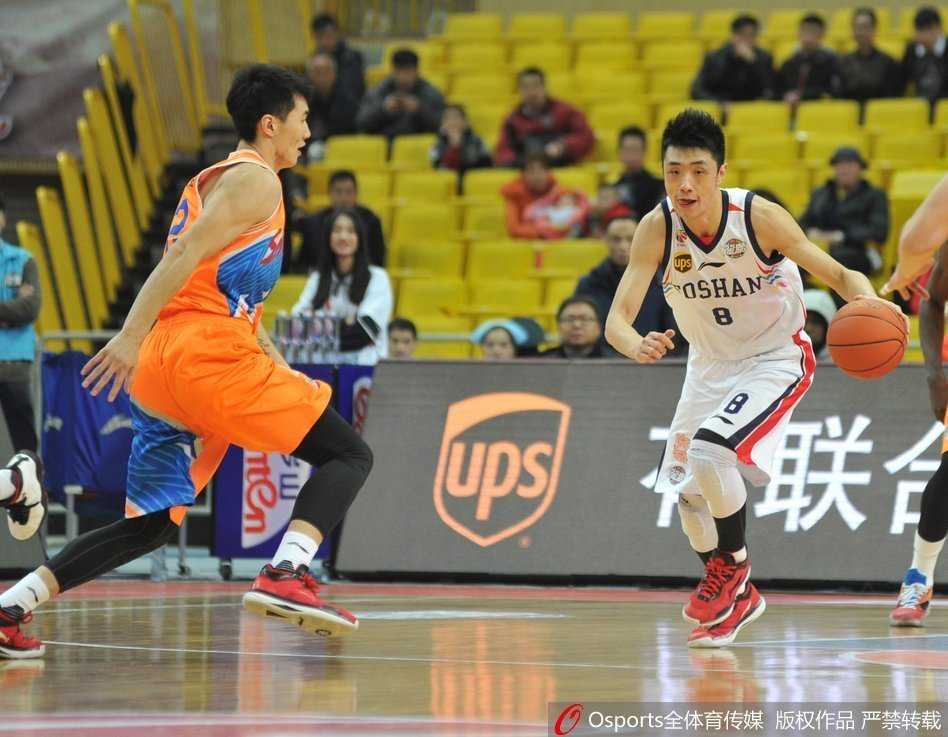 CBA激战夜:大唐两双力压上海,福建逆转同曦演巅峰对决 佛山队抢下篮板后迅速反击,球员们如潮水般奔袭前场,掀起快打旋风的进攻狂潮