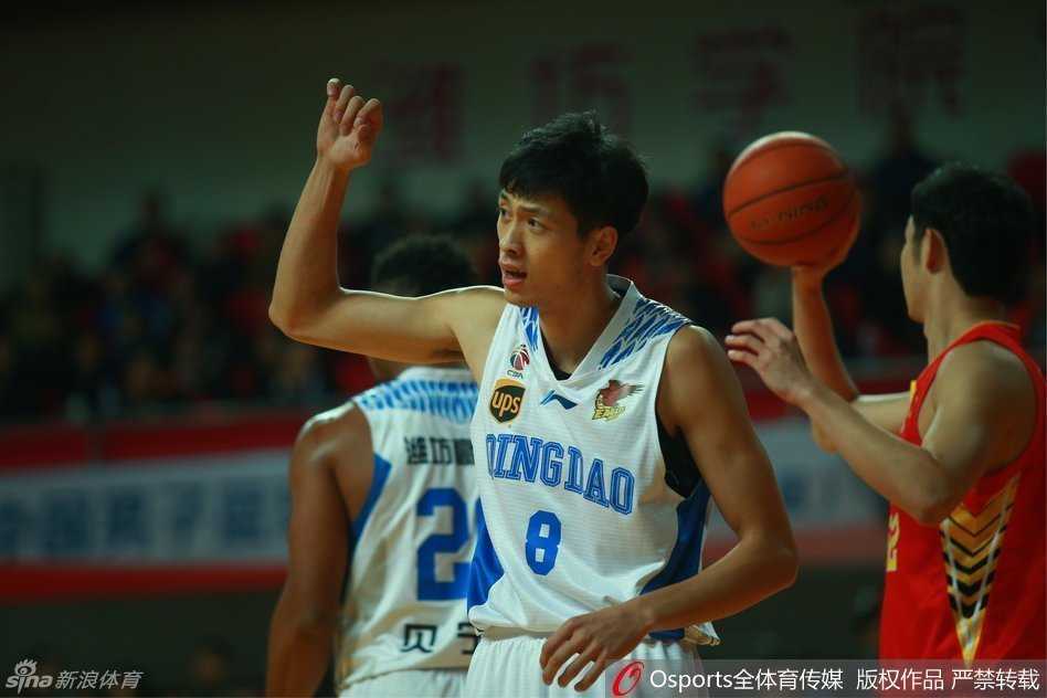 CBA激战夜:深圳客场擒青岛,浙江双加时胜北控 深圳队外援帕戈在青岛队严密的防守下依然闲庭信步,他凭借出色的控球技巧寻找着稍纵即逝的传球良机。