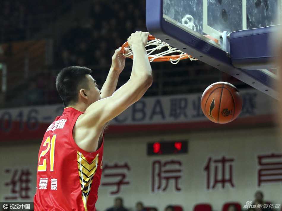 CBA激战夜:深圳客场擒青岛,浙江双加时胜北控 青岛队张骋宇在三人合围中强行突破,尽管防守球员竭力封盖,但他依然在空中扭曲身体将球送入篮筐,打成二加一。