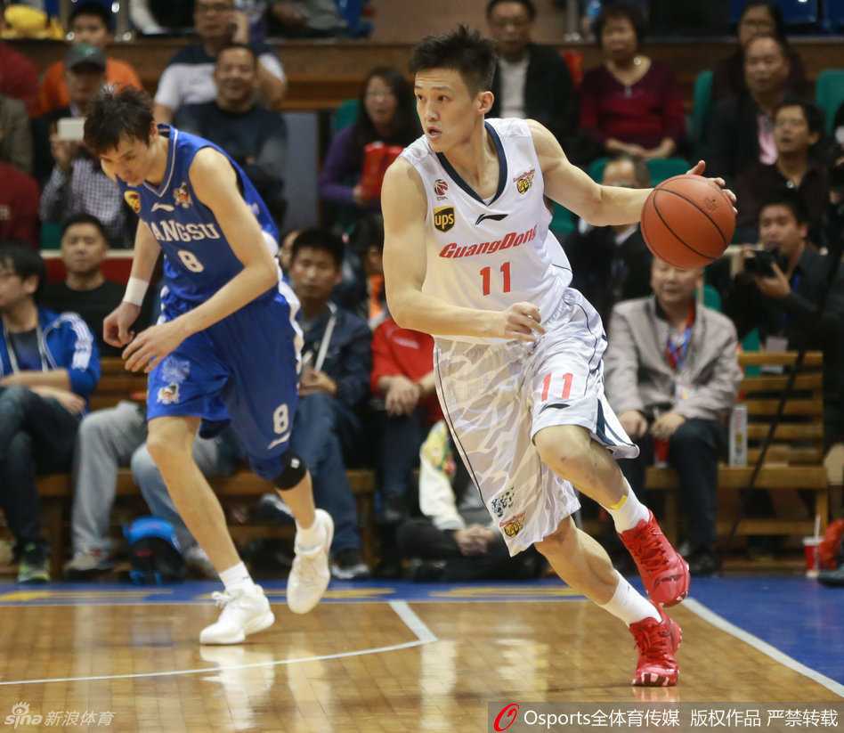 CBA激战夜:阿联意外伤退令人忧,群星闪耀上演速度与激情大比拼 江苏队老将胡雪峰组织进攻,他从容不迫地运球,指挥着队友跑位,眼神犀利地观察着广东队的防守漏洞。