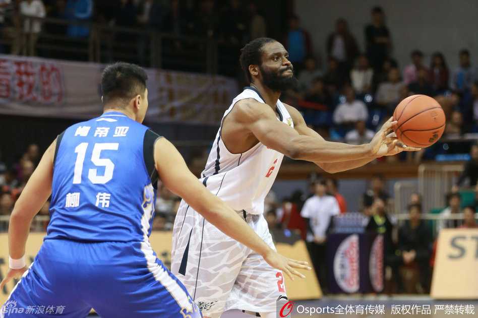 CBA激战夜:阿联意外伤退令人忧,群星闪耀上演速度与激情大比拼 江苏队长易立在防守端拼尽全力,紧紧贴防广东队持球队员,眼神中透露出不屈的斗志,防守动作非常硬朗。