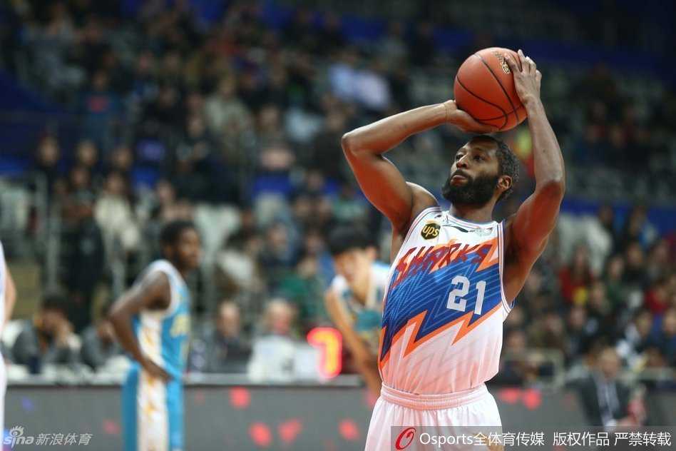 CBA烽火再燃:外援尖刀对决与本土悍将的蓝领赞歌 上海男篮后卫普莱斯面对防守,高高跃起稳稳出手三分球。
